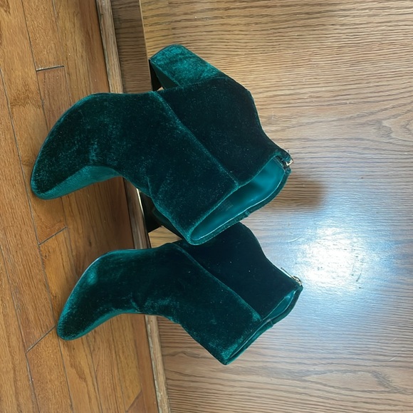 A Shoe Dazzle Green suede bootie/boot. - Picture 2 of 2